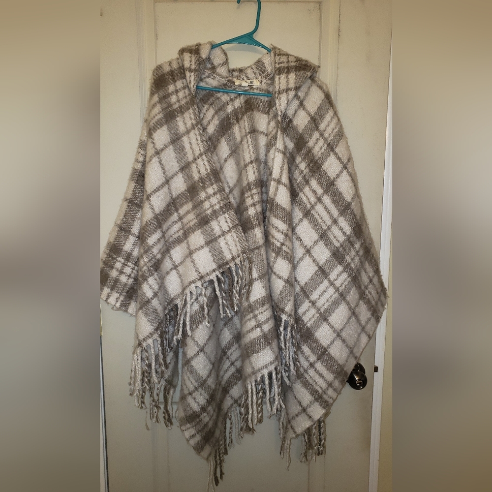 Simply Noelle poncho hooded fringe plaid white and grayish/tan one size fits all